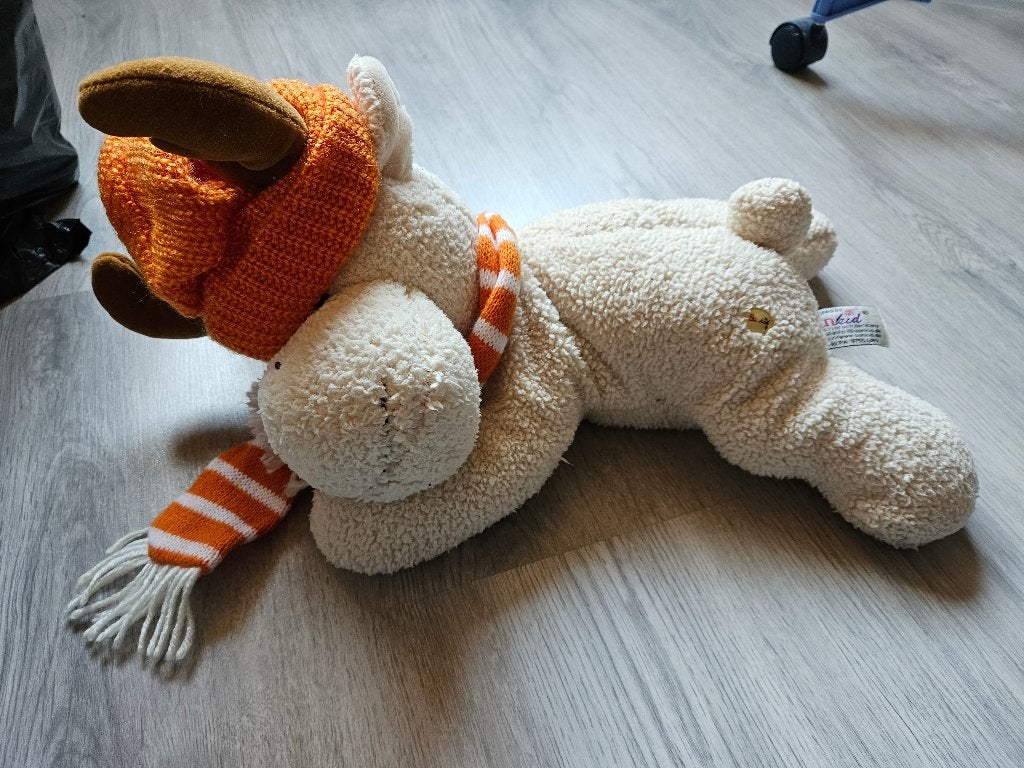 Slapende eland met muts en sjaal knuffel, Kinderen en Baby's, Speelgoed | Knuffels en Pluche, Overige typen, Ophalen of Verzenden