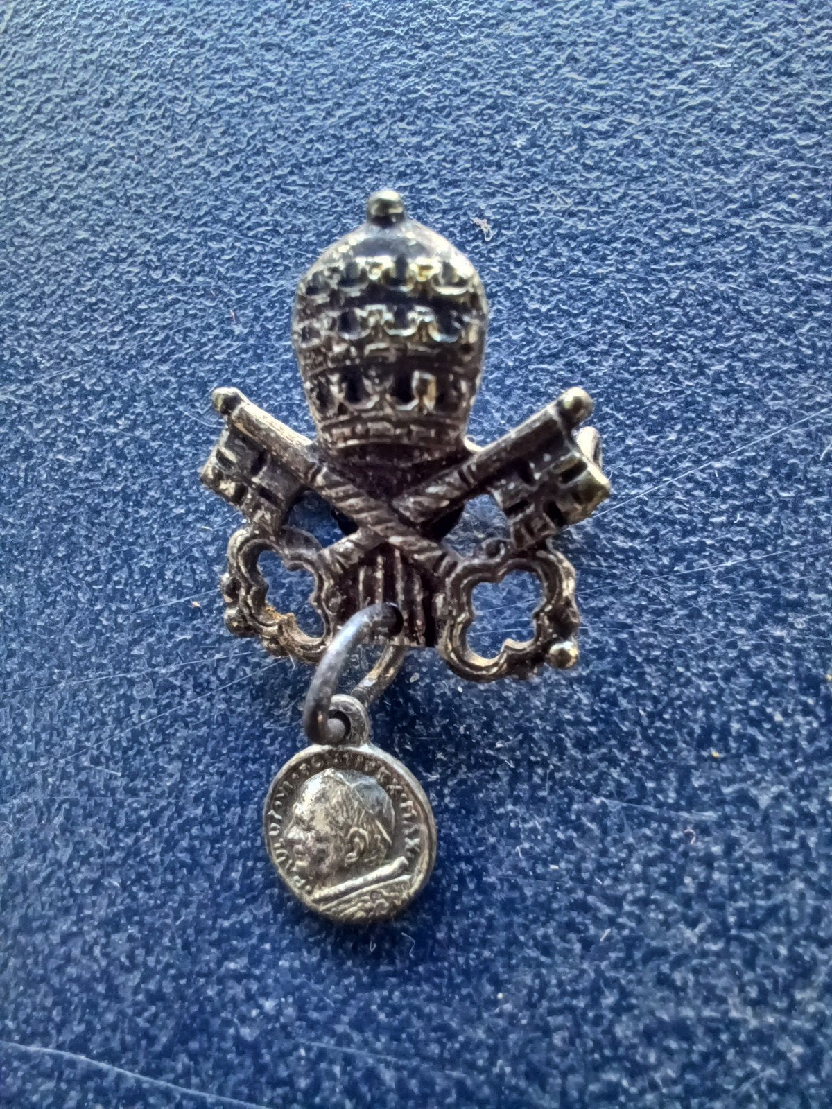 Speldje broche Wapenmunt van Paus, Ophalen of Verzenden, Gebruikt, Overige onderwerpen, Speldje of Pin
