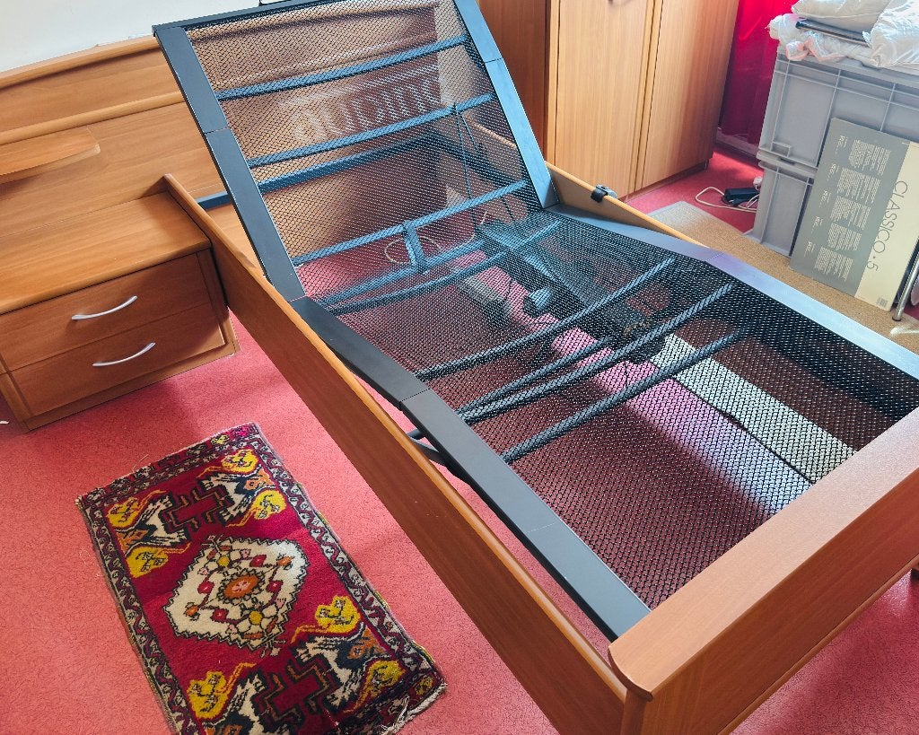 Auping bed met verstelbare bodem en nachtkastje, Ophalen, 90 cm, Eenpersoons, Bruin