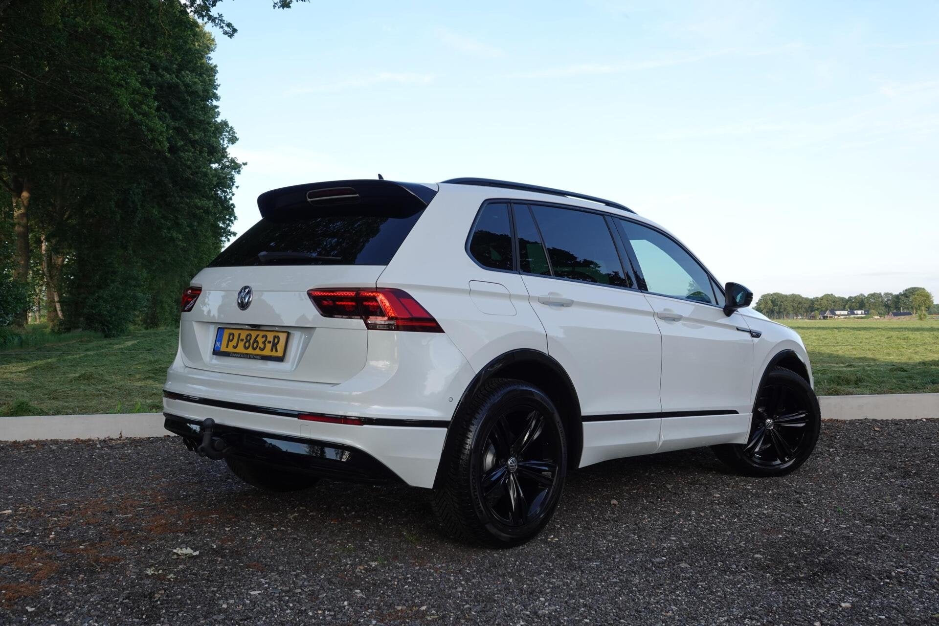 Volkswagen Tiguan 1.4 TSI 4Motion R-line PANO TREKHAAK, Auto's, Automaat, 15 km/l, Gebruikt, Euro 6