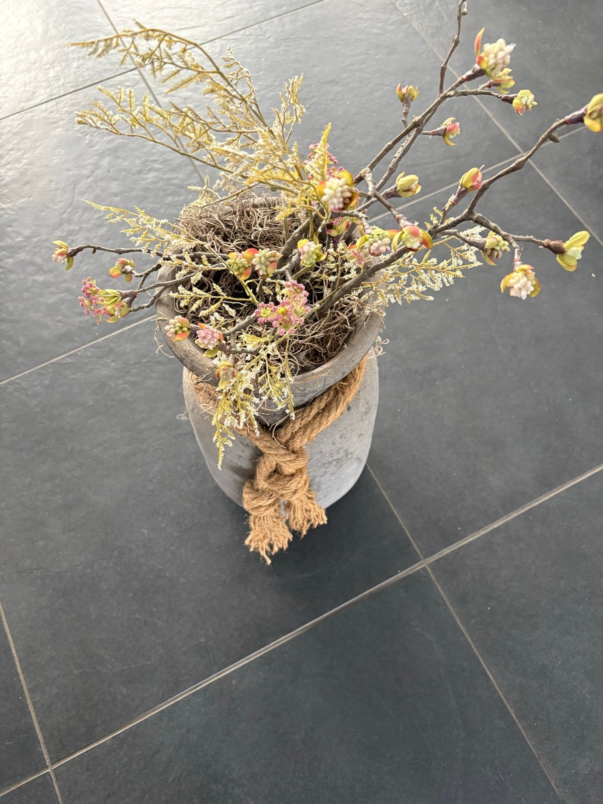Decoratieve vaas met kunstbloemen en touw, Ophalen, Gebruikt, Inclusief decoratie, Grijs