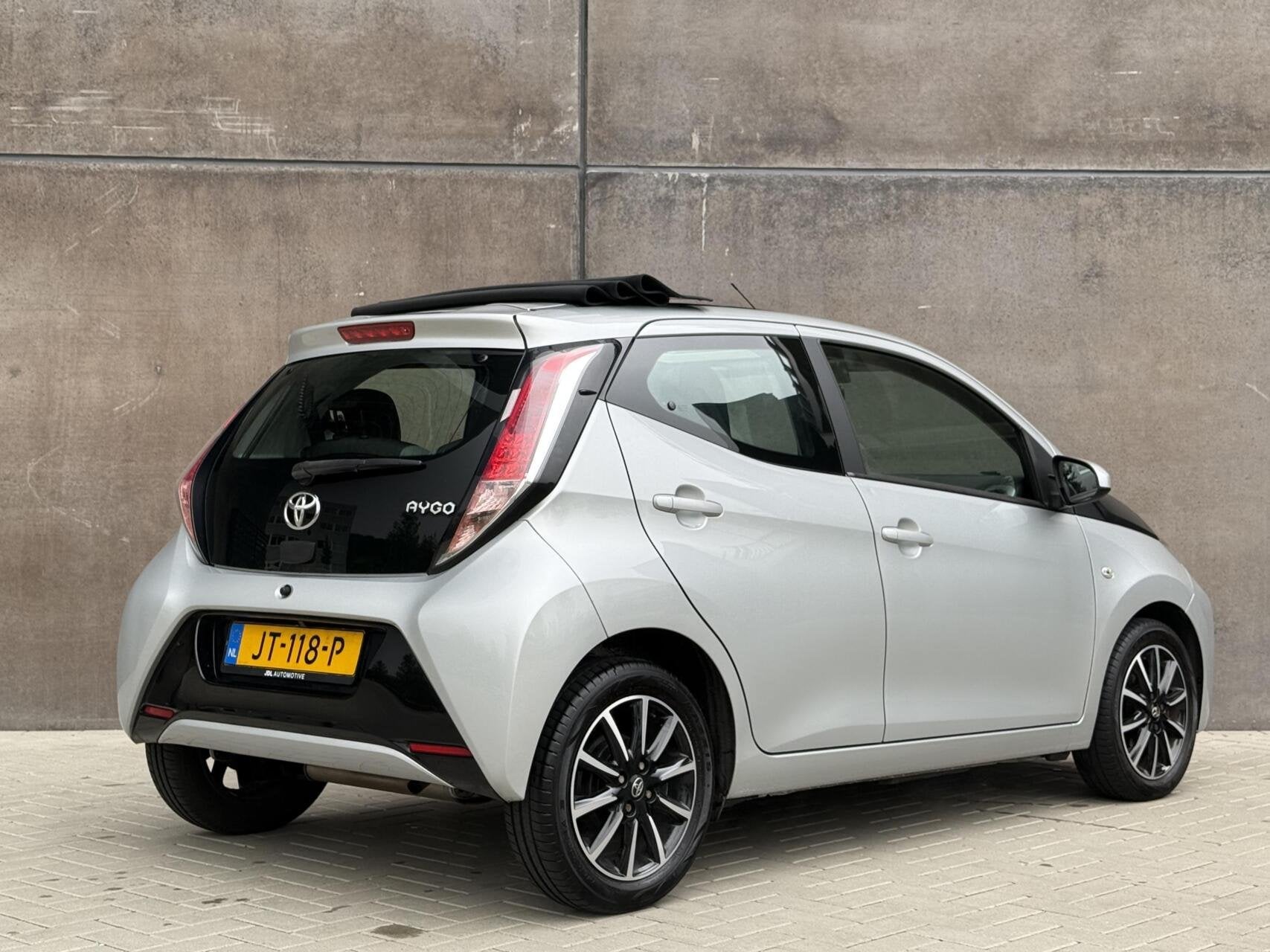 Toyota Aygo 1.0 VVT-i x-wave | Cabrio dak | Camera | Cruise, Voorwielaandrijving, Stof, Gebruikt, Start-stop-systeem
