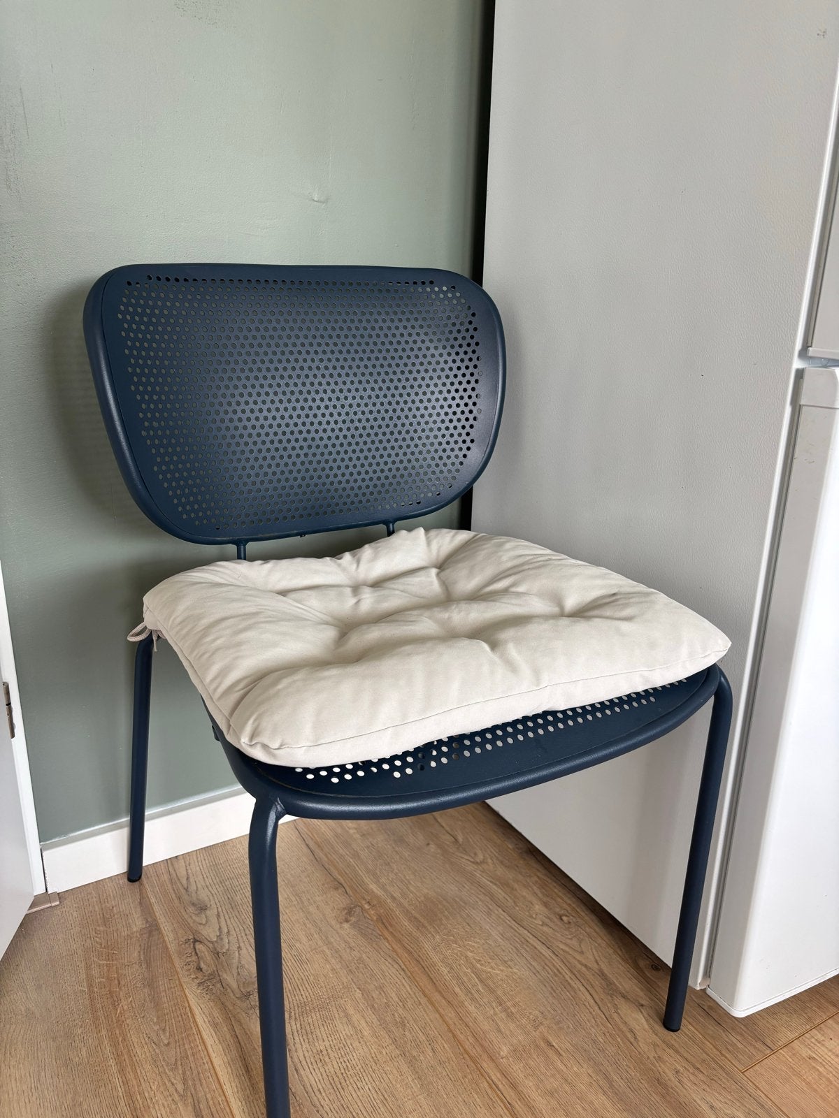 Donkerblauwe IKEA Duvskär stoel met kussen, Kunststof, Zo goed als nieuw, Stoel, Ophalen