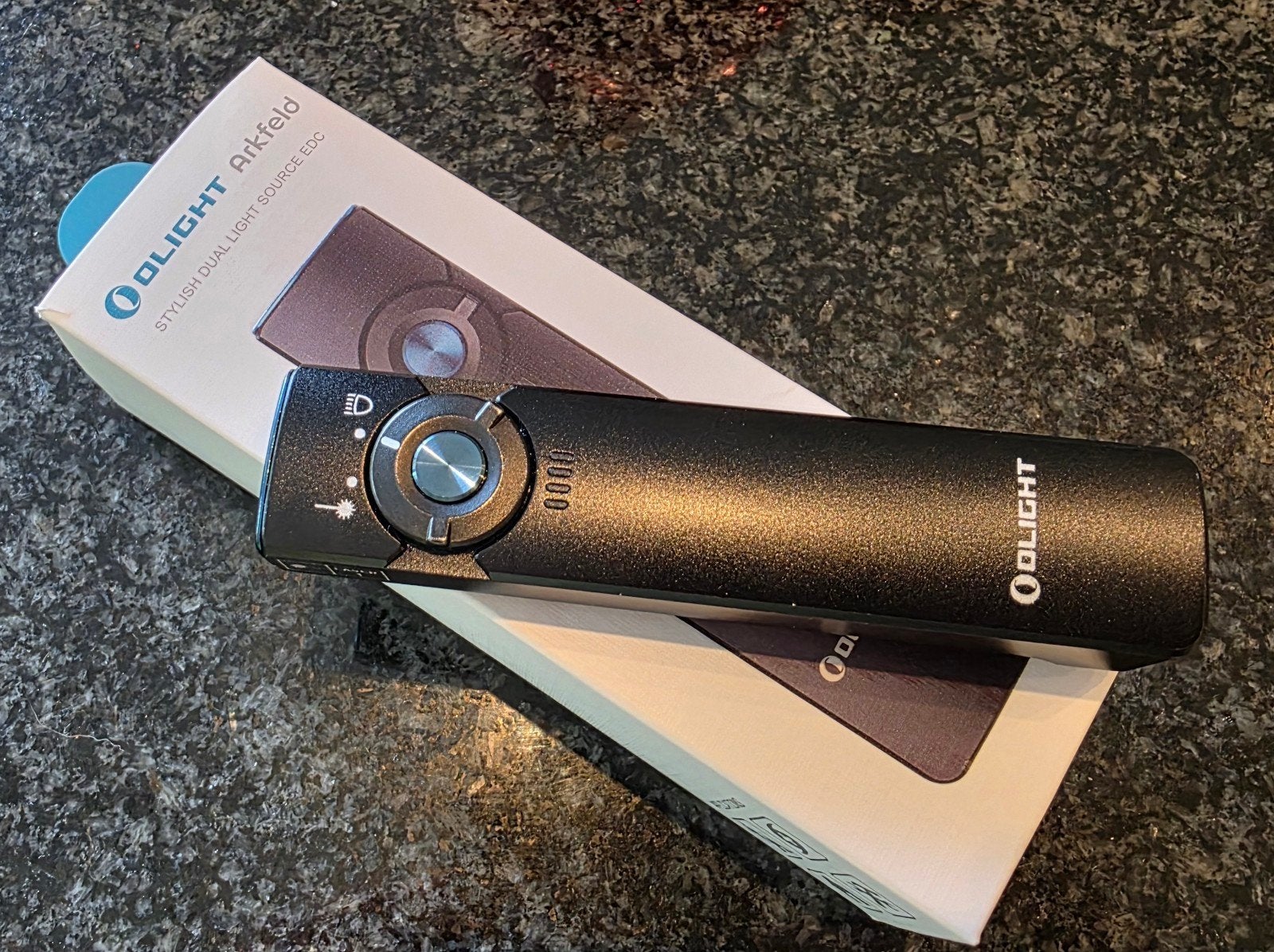 Olight Arkfeld Zaklamp - Compacte EDC met Laser, Ophalen of Verzenden