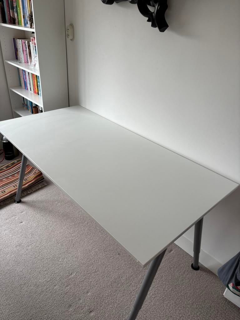 Ikea bureau Thyge, Ophalen, 160 cm, In hoogte verstelbaar, Zo goed als nieuw