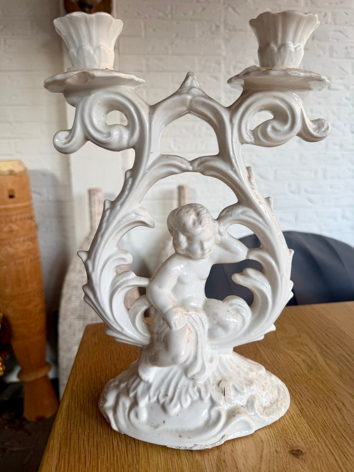 Vintage Italiaanse witte porseleinen kandelaar met putto, Antiek en Kunst, Ophalen of Verzenden, Keramiek of Aardewerk