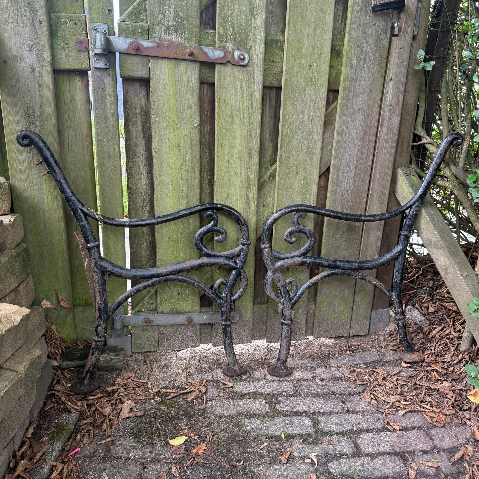 Set antieke sierlijke gietijzeren tuinbank poten, Tuin en Terras, Ophalen, Gebruikt, Metaal