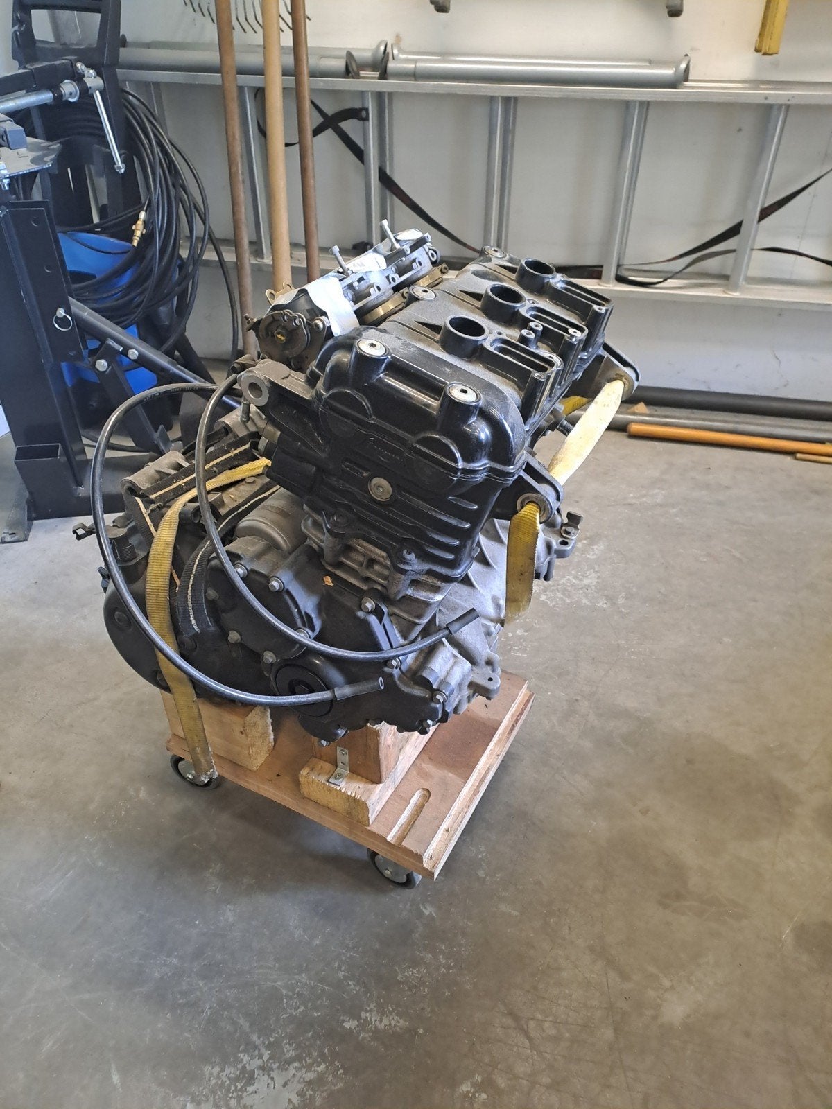 Motorblok Triumph 955i, Motoren, Ophalen