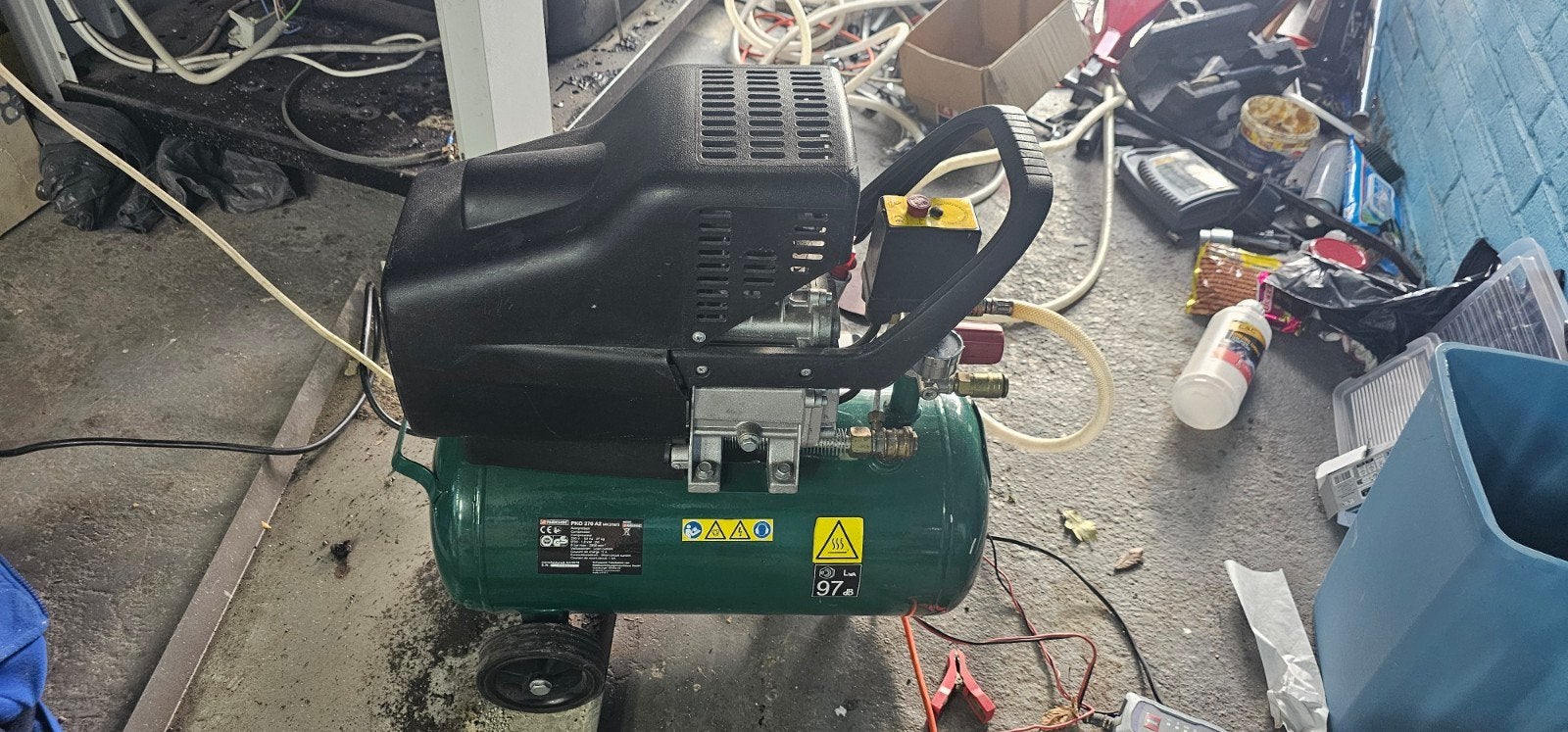 Compacte compressor - Ideaal voor diverse klussen, Ophalen, Gebruikt, 6 tot 10 bar, Minder dan 200 liter/min