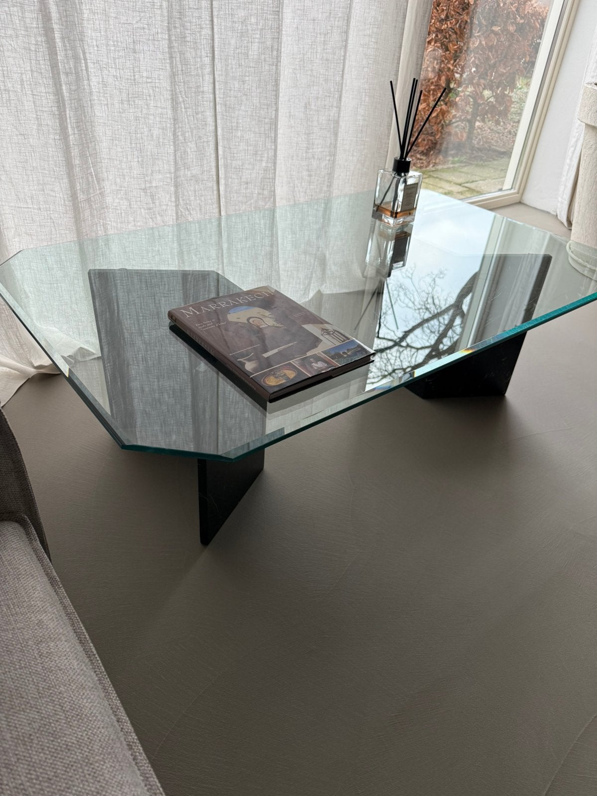 Salontafel - cipollino ondulata marmer met glazen blad, Huis en Inrichting, Tafels | Salontafels, 100 tot 150 cm, Zo goed als nieuw