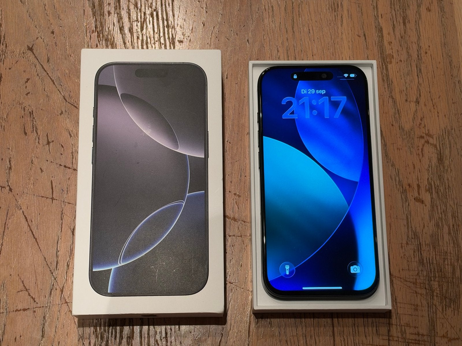 Foto 3 van iPhone 16 Pro 256GB Zwart Titanium - Nieuw OLED scherm