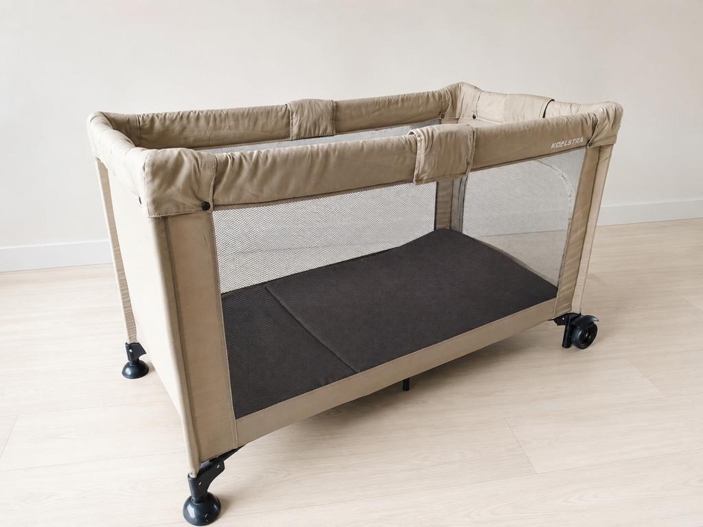Koelstra campingbed met qute matrasje, Ophalen, Zo goed als nieuw, Reisbedje