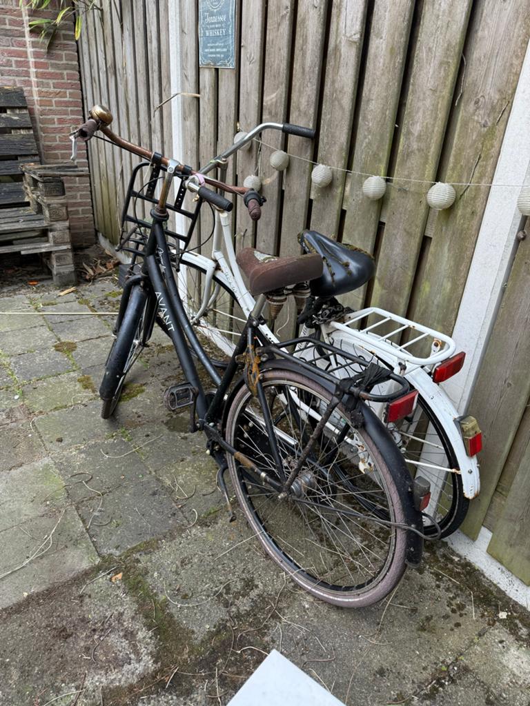 Twee fietsen oud ijzer of opknappen gratis, Fietsen en Brommers, Fietsen | Dames | Damesfietsen, Terugtraprem, Ophalen, Overige merken