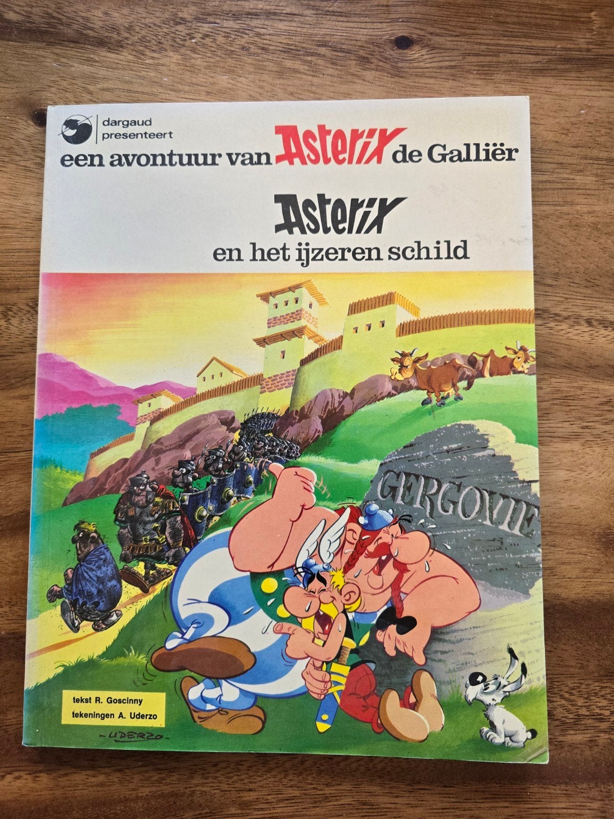 Asterix en het ijzeren schild - Dargaud stripboek, Ophalen of Verzenden, Gelezen