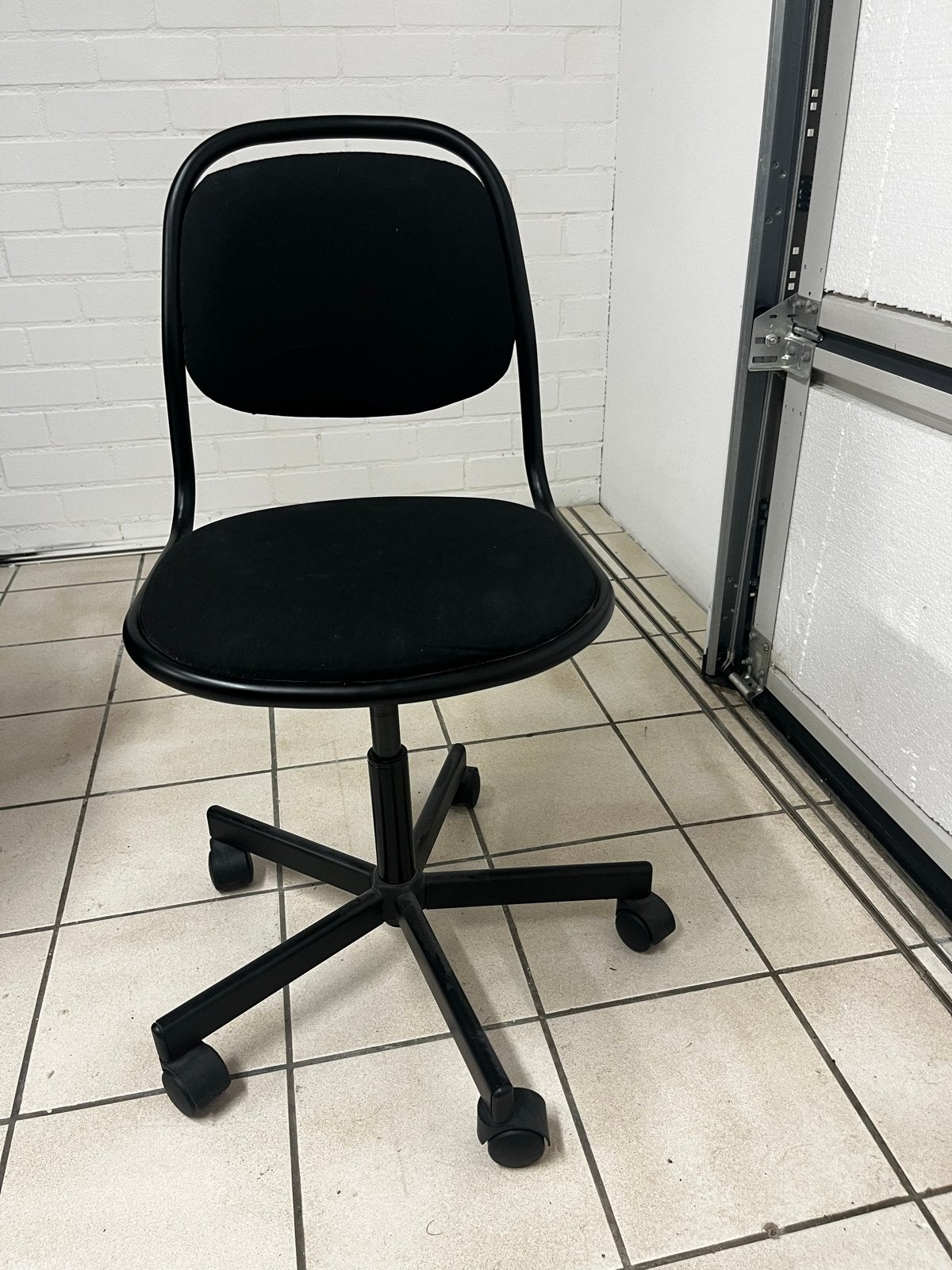Zwarte bureaustoel met wieltjes, Huis en Inrichting, Bureaustoelen, Ophalen, Gebruikt, Zwart, Bureaustoel