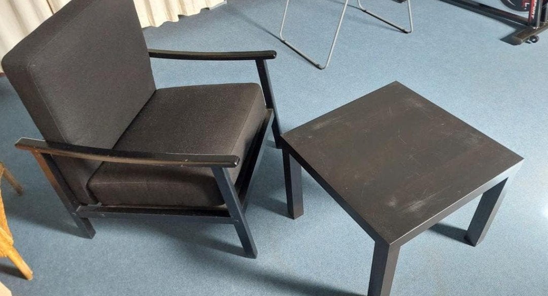 Set van 2 IKEA design stoelen en bijzettafel, Huis en Inrichting, Stoelen, Hout, Gebruikt, Twee, Zwart