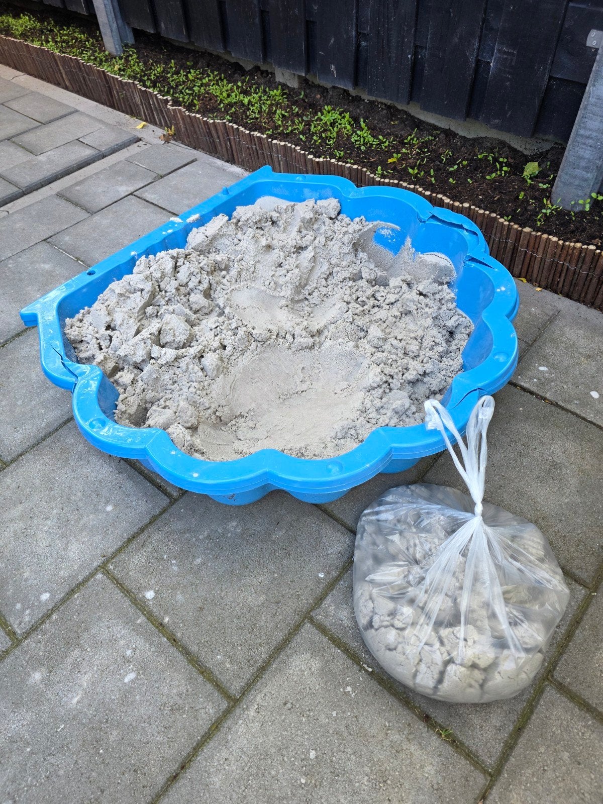 Zandbak + ca. 80-100 kg speelzand, Ophalen, Gebruikt