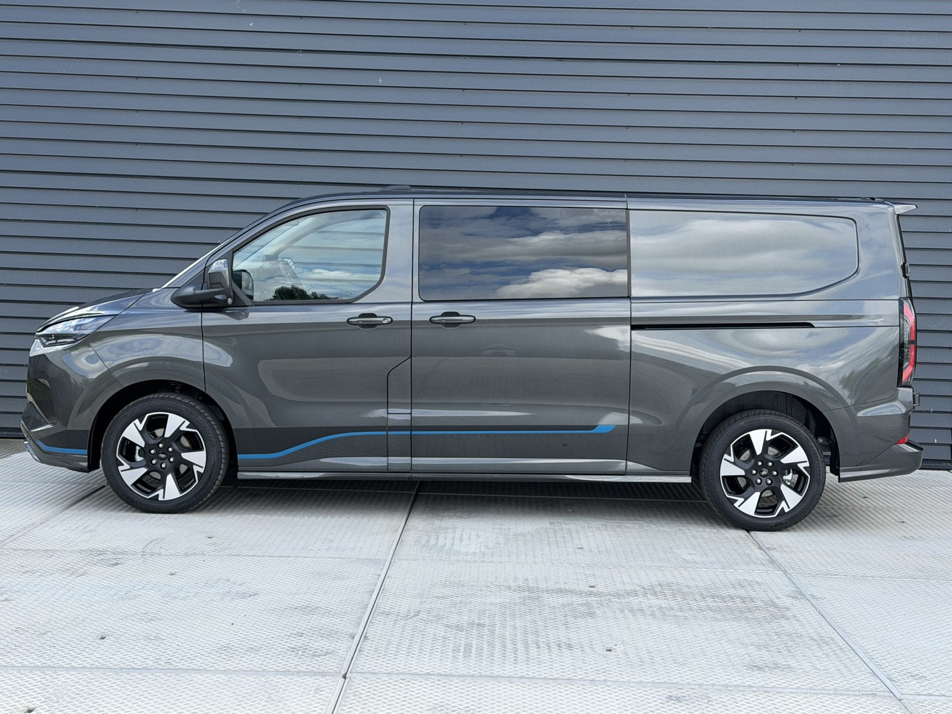 Ford Custom E Sport Dubbel Cabine 218 PK 71 kWh | 360 Camera, Auto's, Bestelauto's, Automaat, Metallic lak, Gebruikt, Leder en Stof