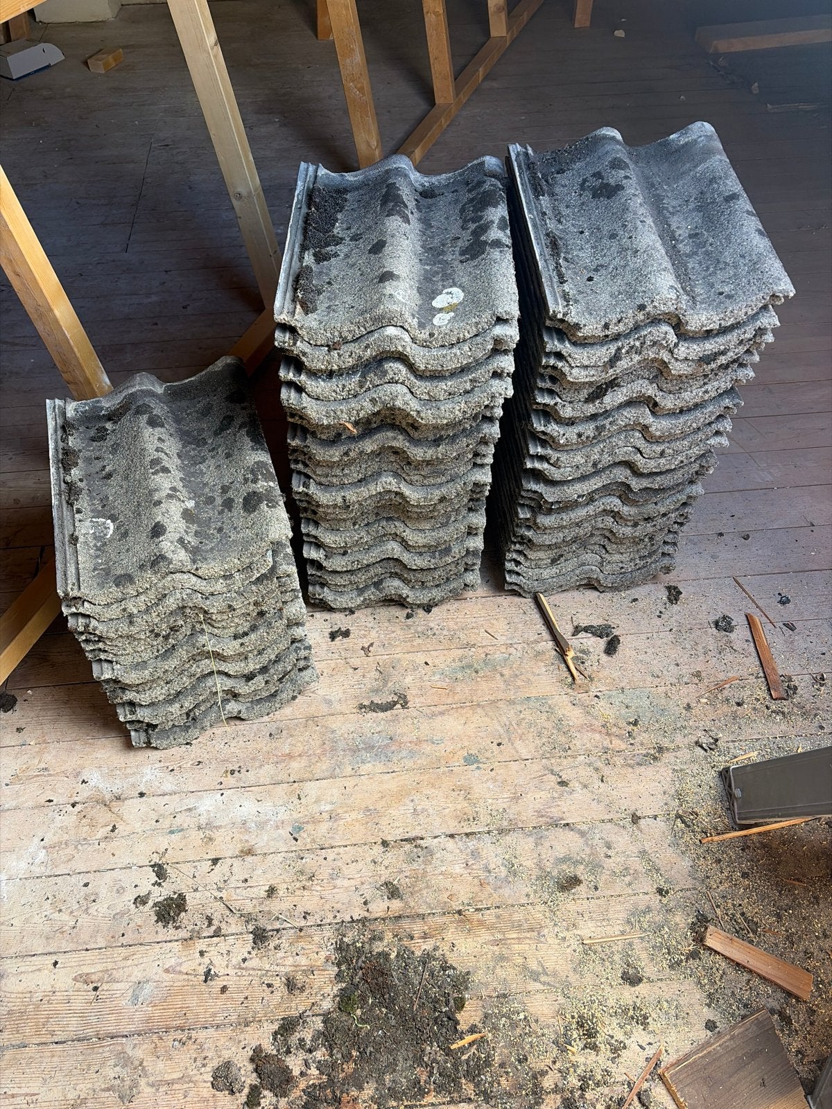 Dakpannen - ca. 70 stuks, Doe-het-zelf en Verbouw, Dakpannen en Dakbedekking, Gebruikt, Steen of Klei, Dakpannen, Grijs