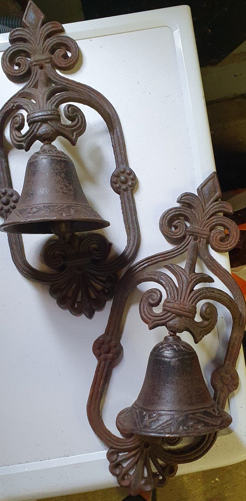 Set van 2 antieke gietijzeren deurbellen met fleur-de-lis, Antiek en Kunst, Ophalen of Verzenden