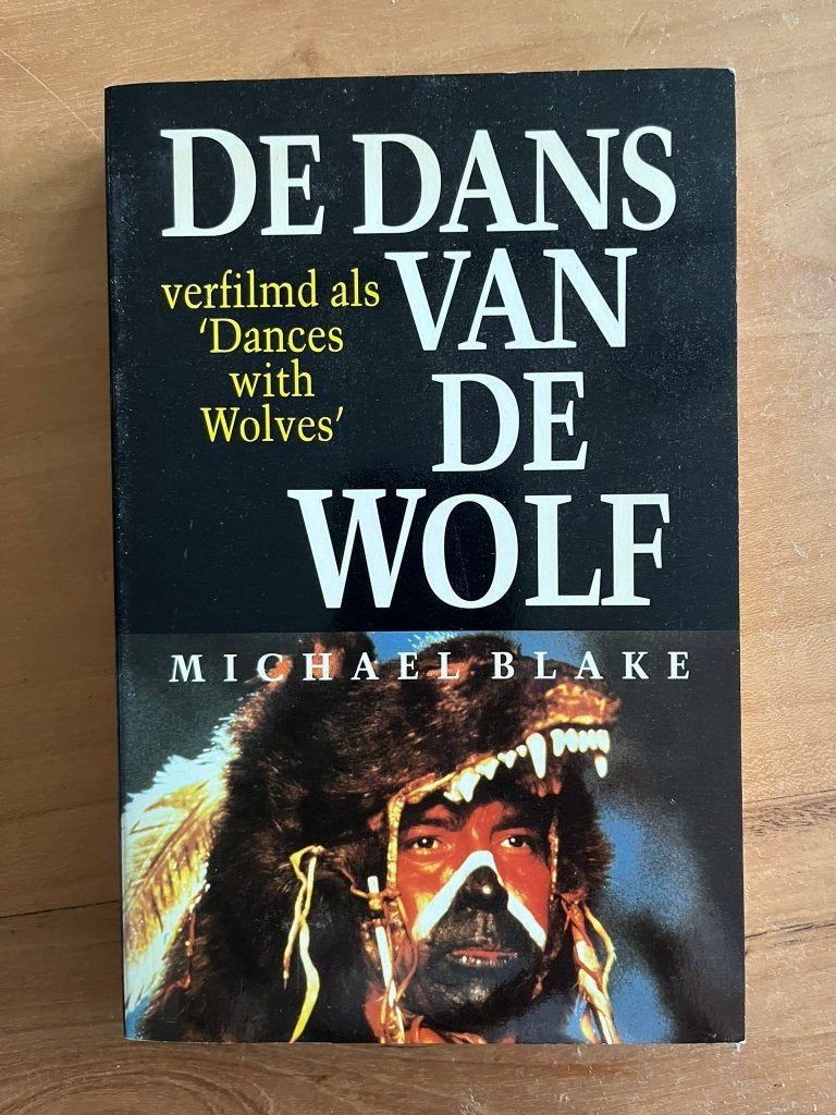 De dans van de wolf - Michael Blake, Ophalen of Verzenden, Zo goed als nieuw