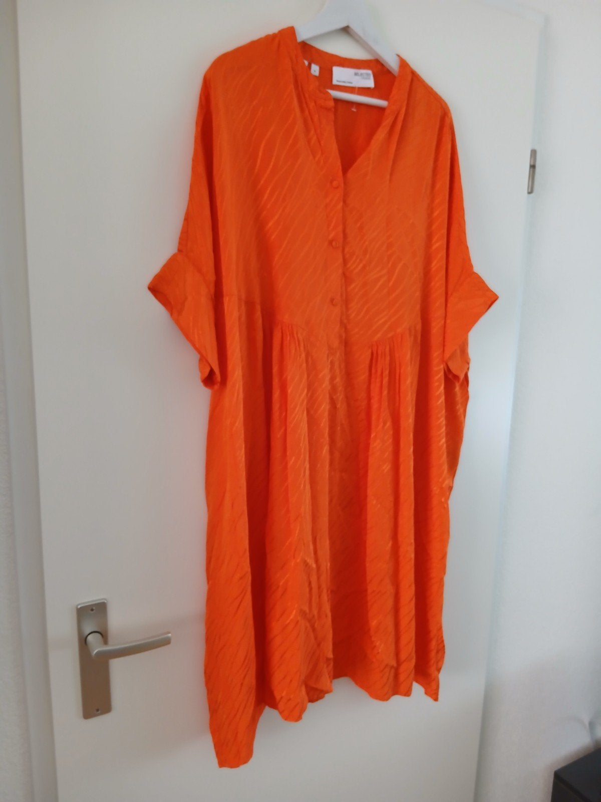 Elegant nieuw oranje jurkje van Selected Femme. Maat 46., Verzenden, Nieuw, Oranje, Knielengte