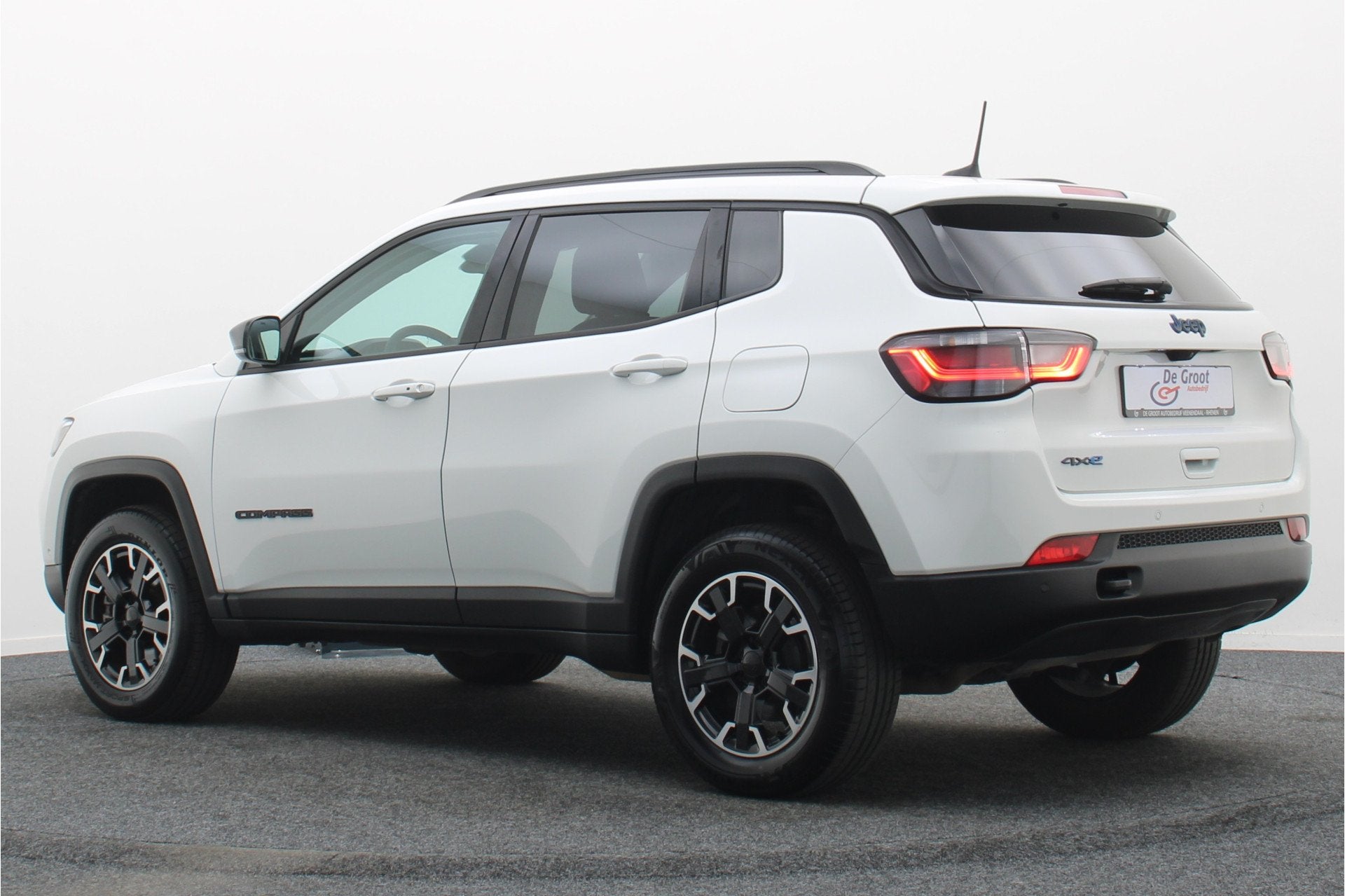 Jeep Compass 4xe 240 Plug-in Hybrid Electric Trailhawk Panor, Auto's, Automaat, Zwart, 4 cilinders, Leder en Stof