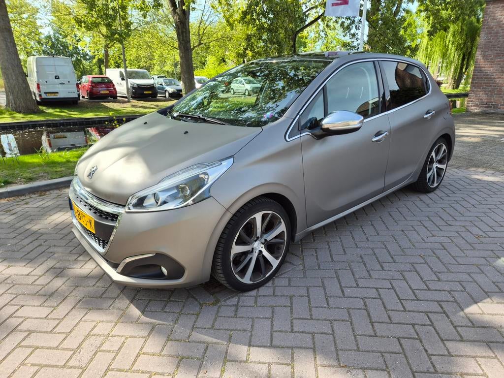 Peugeot 208 1.2 PureTech 81KW/110PK 2015 Champagne Matt Pano, Voorwielaandrijving, 40 €/maand, Zwart, Multifunctioneel stuurwiel