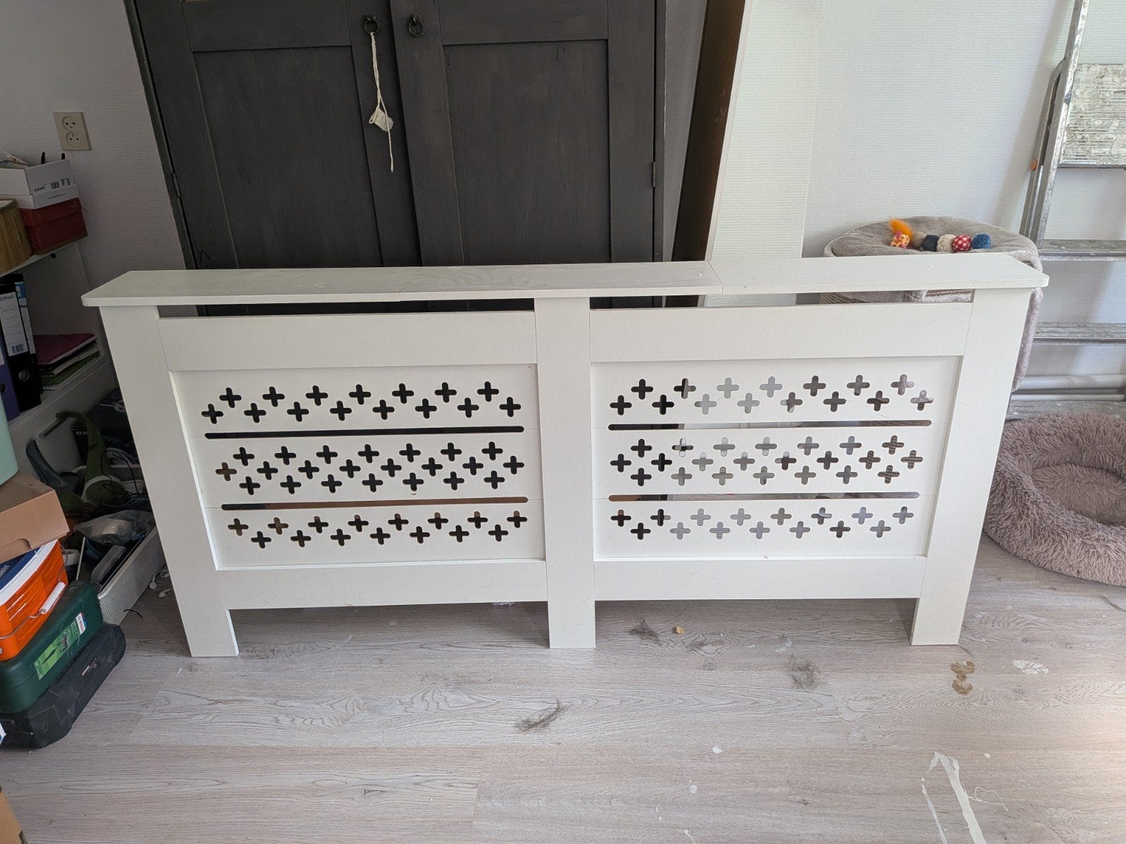 Witte radiatorombouw met decoratief patroon, Ophalen, 30 tot 80 cm, Radiator, 150 cm of meer