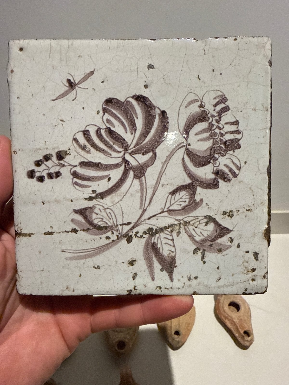 Antieke Delftse tegel met mangaanpaarse bloemversiering, 18e, Antiek en Kunst, Ophalen of Verzenden