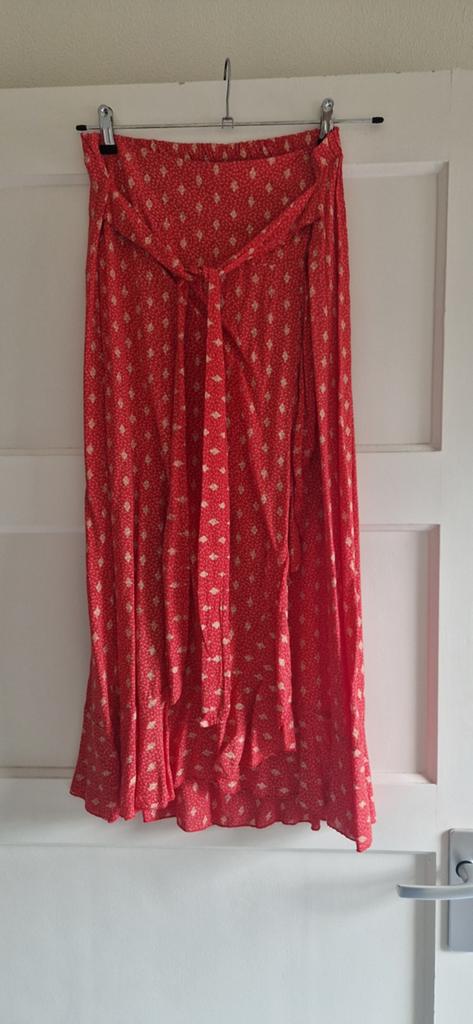 Lange rok mooie kleur rood met goud, Kleding | Dames, Rokken, Maat 38/40 (M), Ophalen of Verzenden, Zo goed als nieuw, Rood