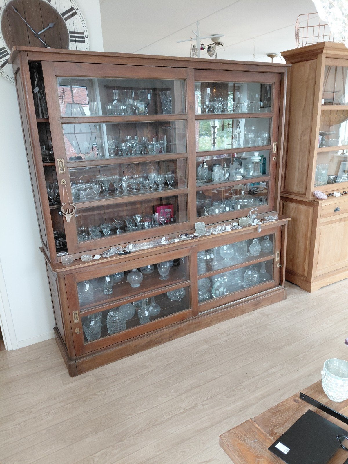 Antieke Teakhouten Vitrinekast met Schuifdeuren, Ophalen, Gebruikt, Rowa indo, 200 cm of meer