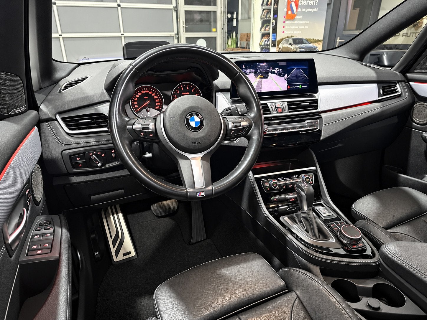 BMW 2-serie Gran Tourer 220i Centennial M-Sport|Pano|H&K|Mem, Auto's, Gebruikt, Wit, Leder, Bedrijf