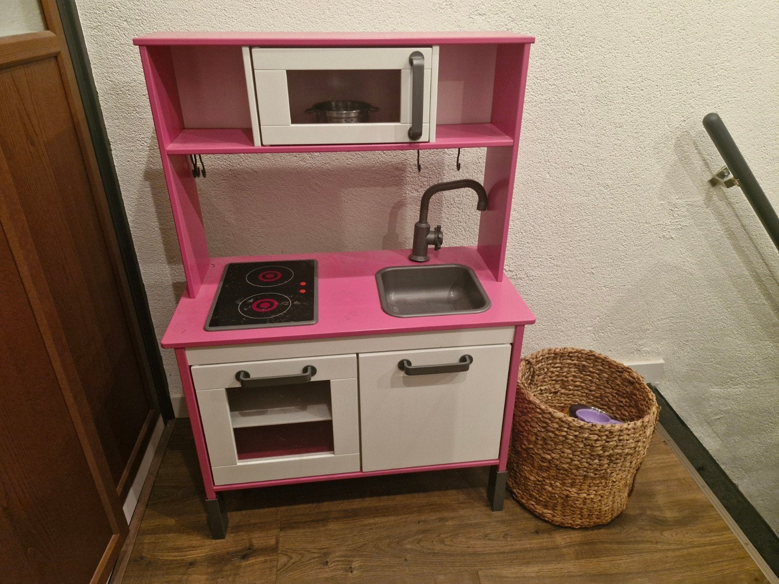 IKEA Kinder Speelkeuken (roze) + speelgoedmand, Kinderen en Baby's, Ophalen, Zo goed als nieuw, Hout, Speelkeuken