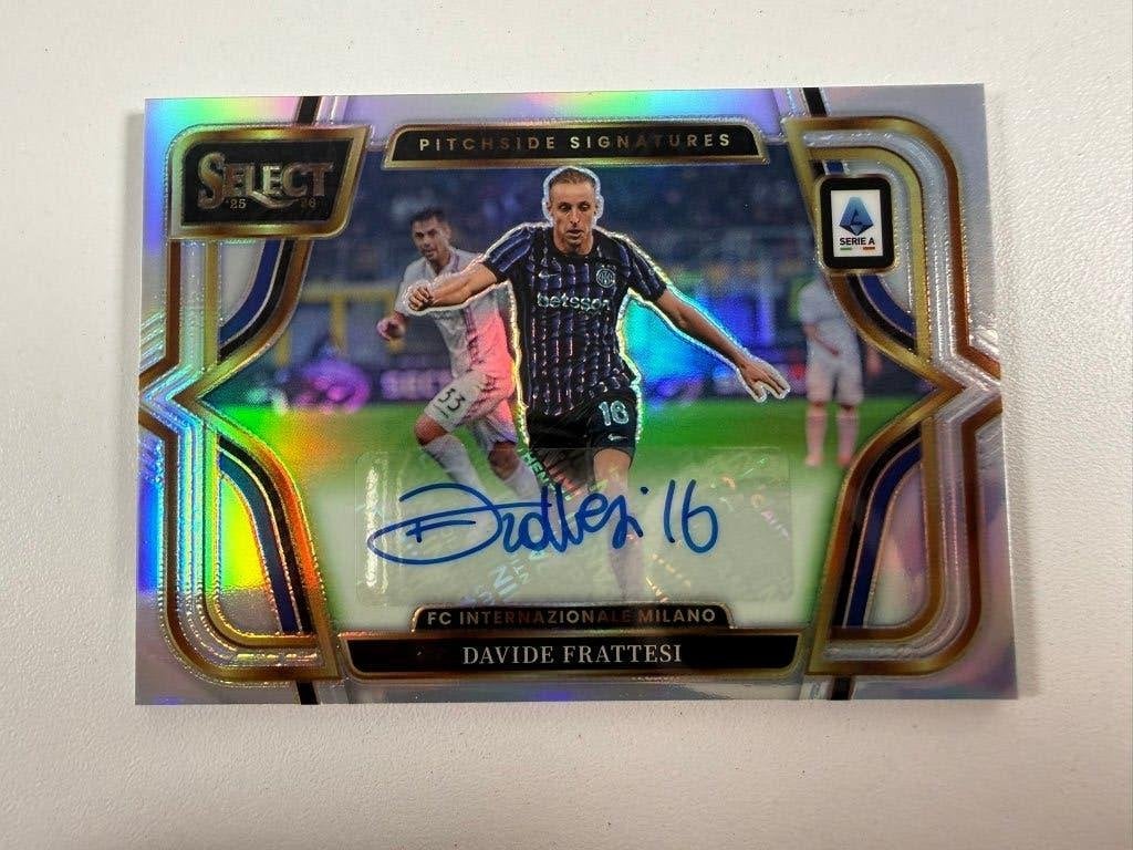 Davide Frattesi AUTO Select Serie A 2025-26, Ophalen of Verzenden, Nieuw, Buitenlandse clubs, Poster, Plaatje of Sticker