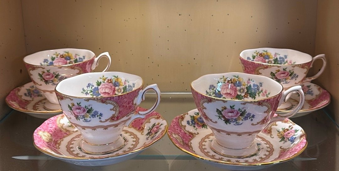 4 Royal Albert Lady Carlyle kop en schotels jaren '70/'80, Antiek en Kunst, Ophalen of Verzenden