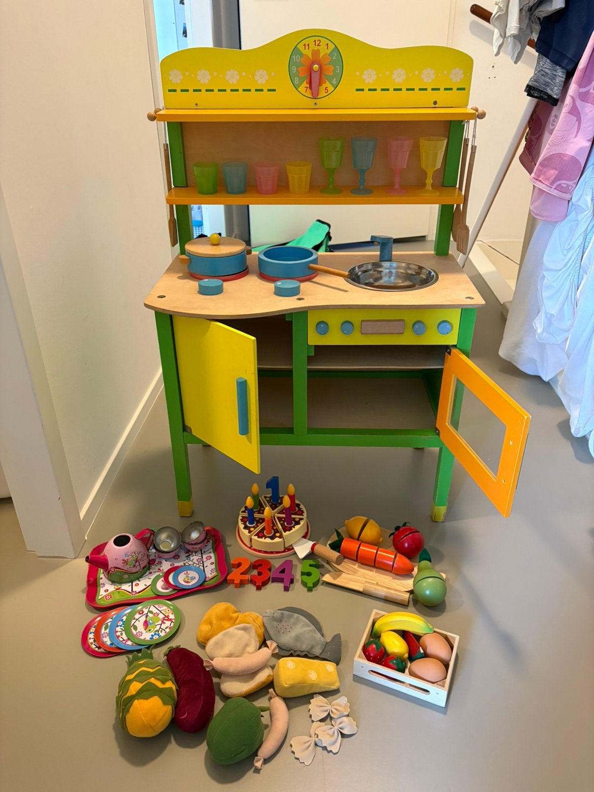 Speelgoedkeukentje met allerlei toebehoren, Ophalen, Gebruikt, Hout, Speelkeuken