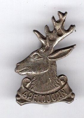 Apeldoorn zilverkleurig hert broche ( N_043 ), Verzenden, Zo goed als nieuw, Dier of Natuur, Speldje of Pin