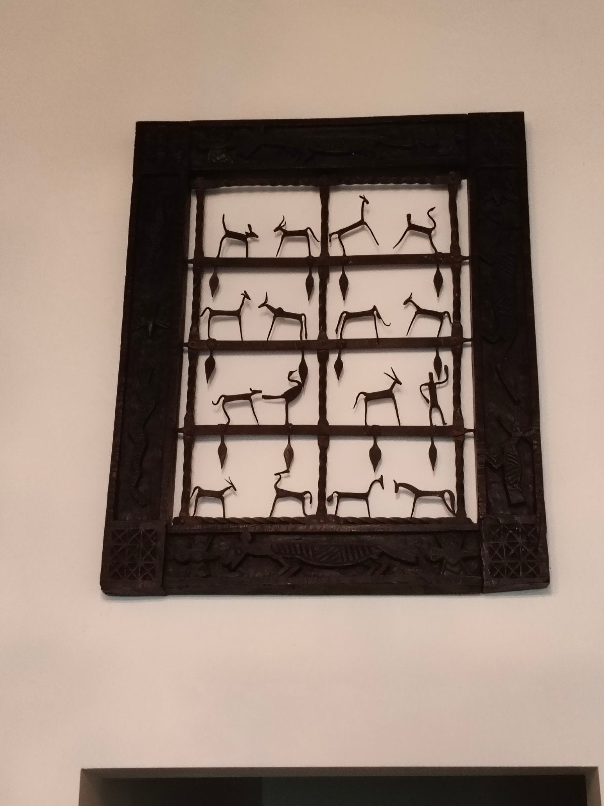 Oud decoratief raamwerk van donkerbruin hout en ijzer, Ophalen