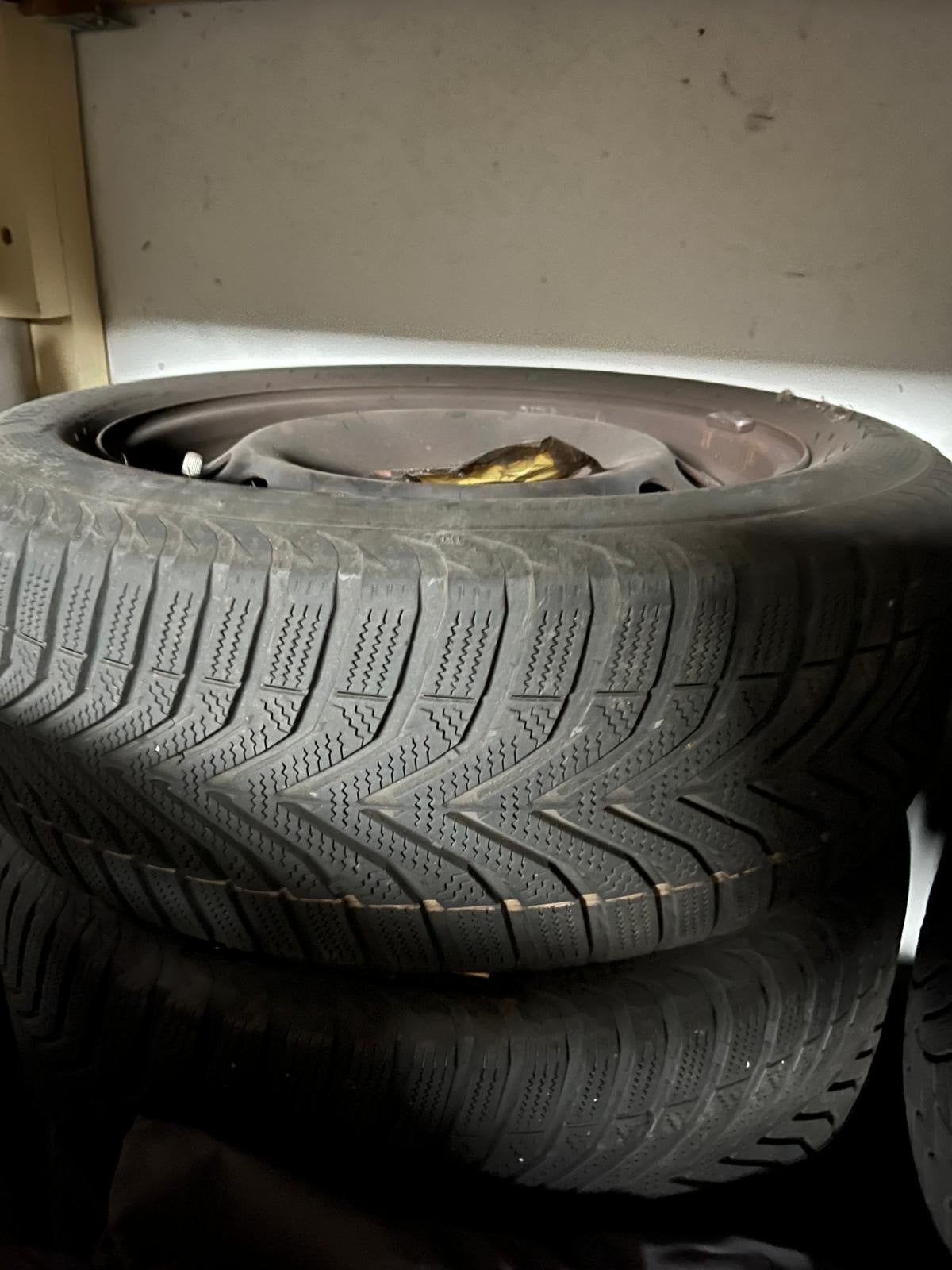 Vredestein Winterbanden met wieldoppen - Volkswagen, Ophalen, Gebruikt, 15 inch, Winterbanden