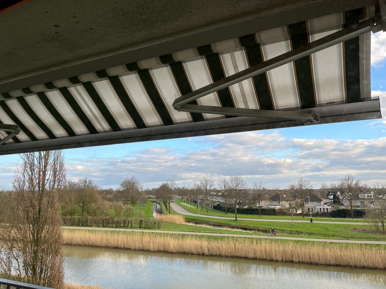 Electrisch bedienbaar zonnescherm in goede staat., Ophalen, Gebruikt, Elektrisch, 250 cm tot 450 cm