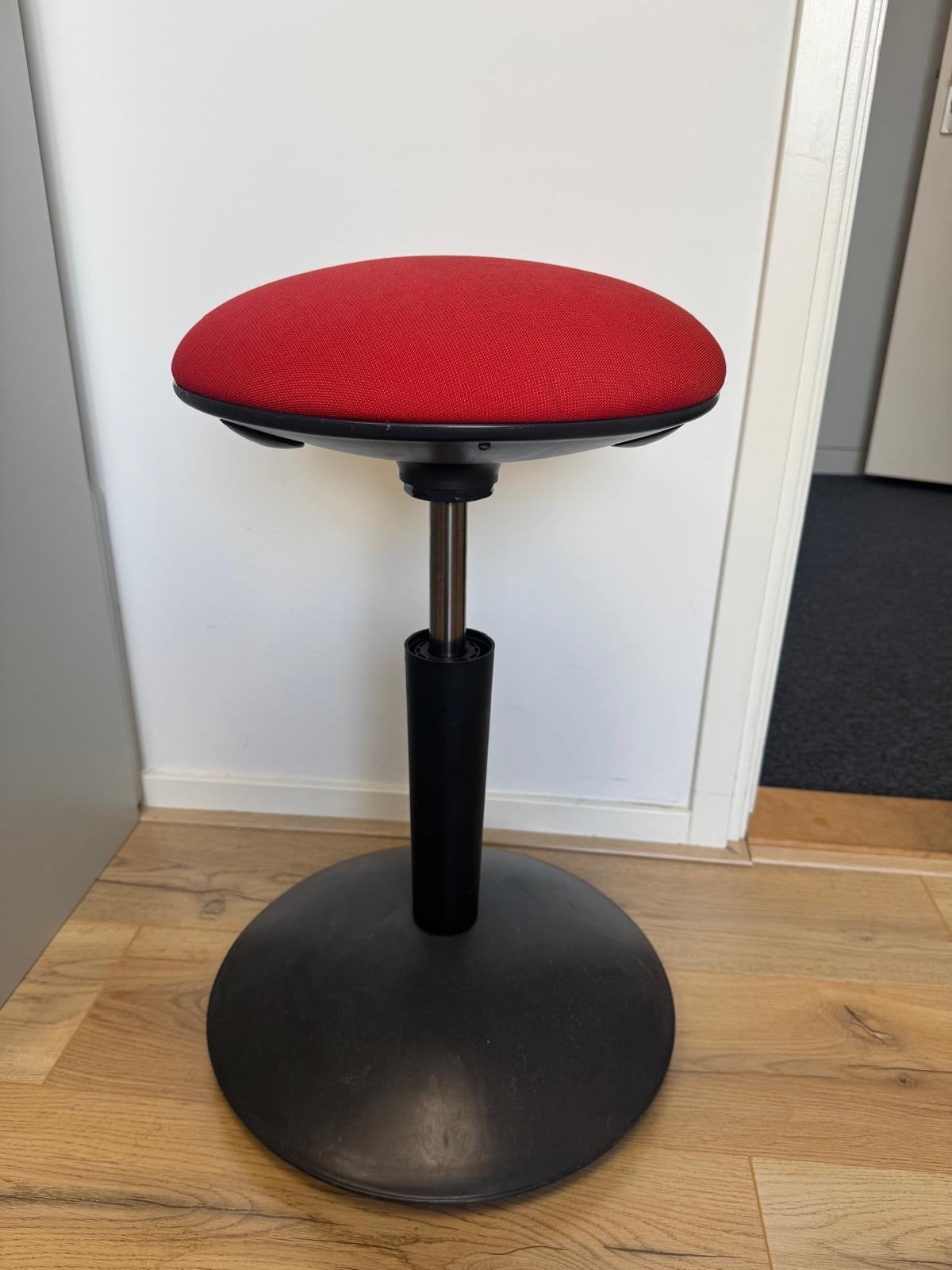Rode ergonomische kruk - In hoogte verstelbaar, Huis en Inrichting, Ophalen, In hoogte verstelbaar, Gebruikt, Overige materialen