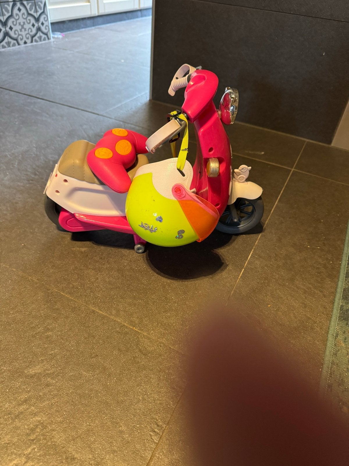 Roze speelgoedscooter met helm voor kinderen, Ophalen, Gebruikt