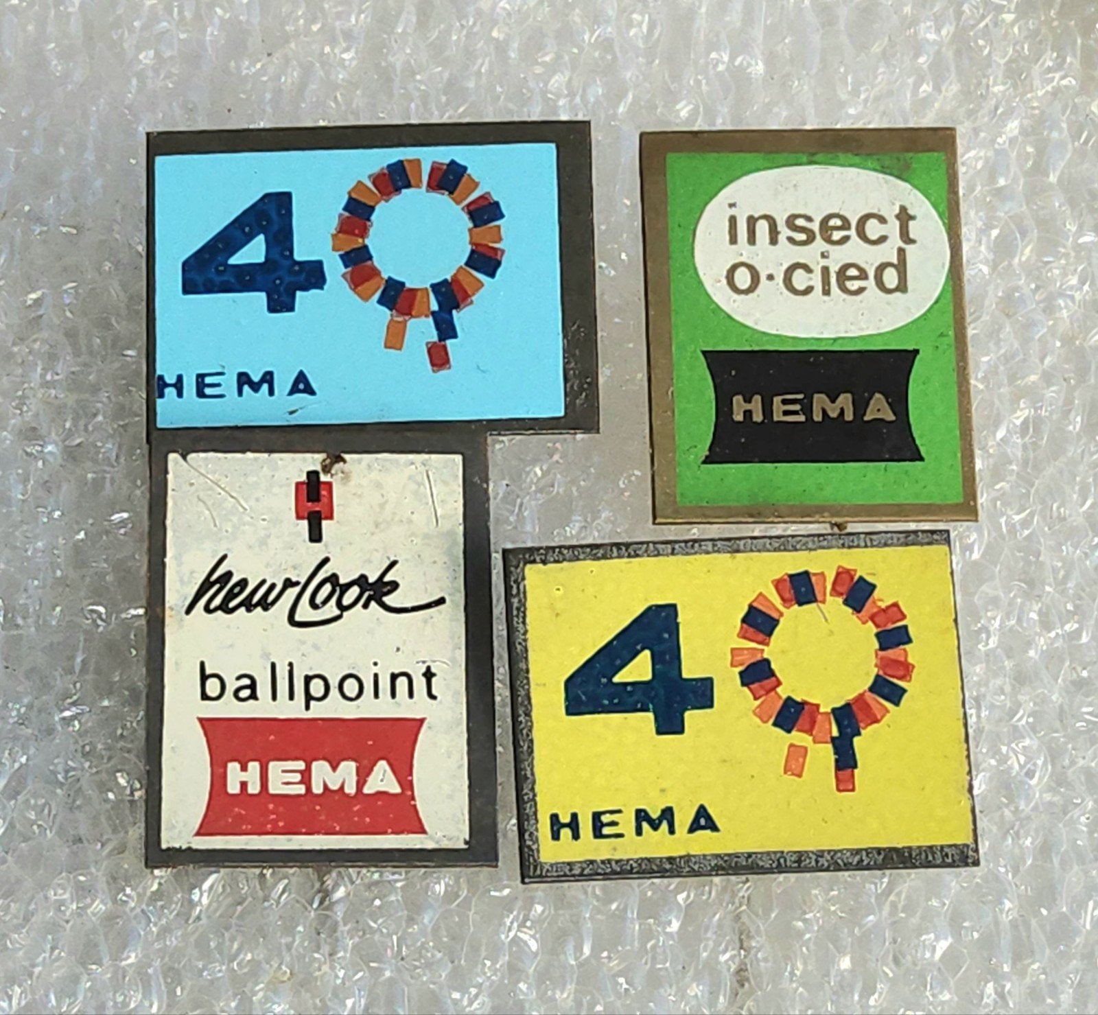 4 HEMA Speldjes - Vintage Reclame, Verzamelen, Speldjes, Pins en Buttons, Ophalen of Verzenden, Gebruikt, Overige onderwerpen