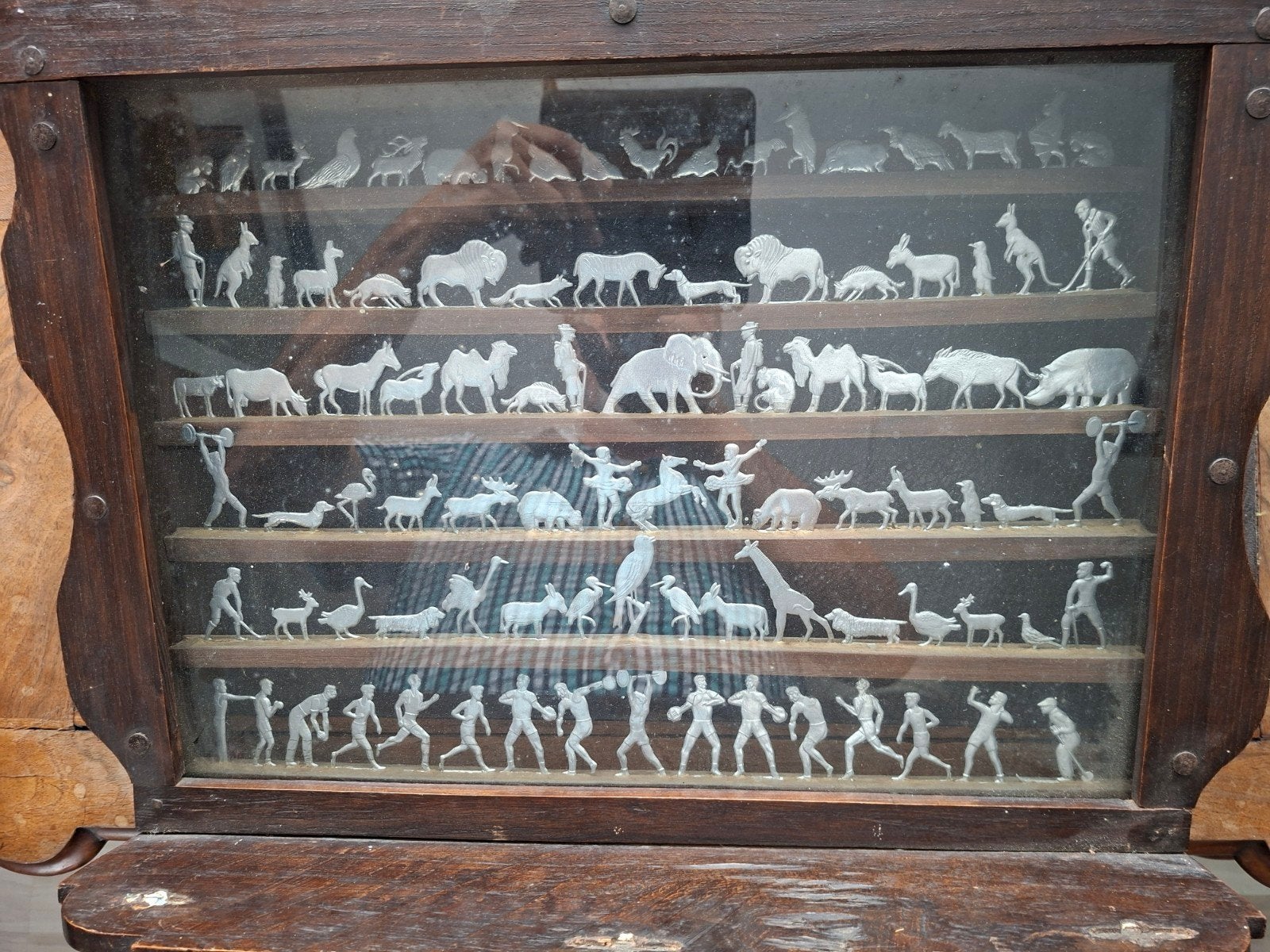 Kastje met platte tinnen figuren, Verzenden