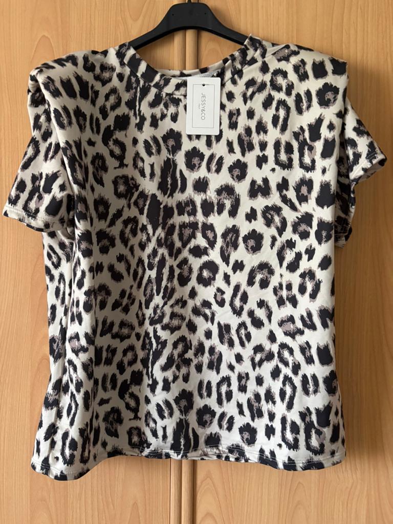 Mooi nieuw shirt met schoudervulling one size, Ophalen of Verzenden, Nieuw, Korte mouw