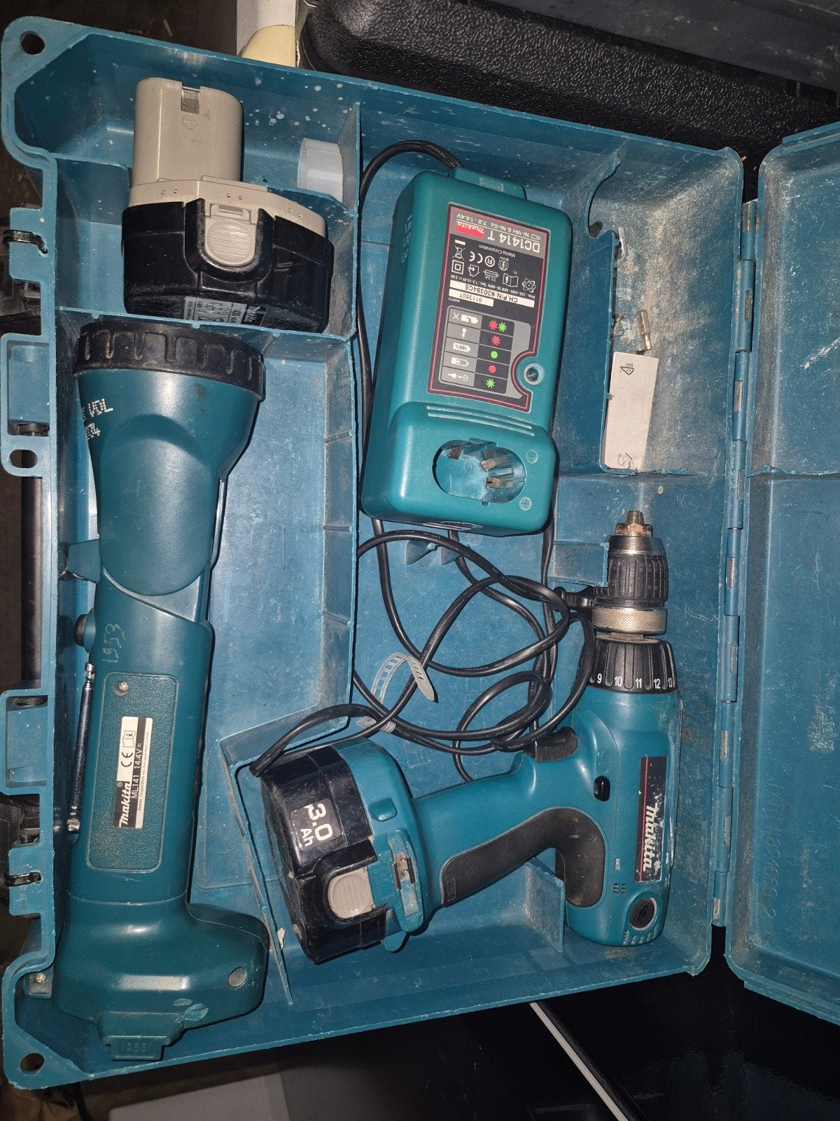 Makita Accutol met 2 accu's, lader, zaklamp en radio, Doe-het-zelf en Verbouw, Gereedschap | Boormachines, Ophalen of Verzenden