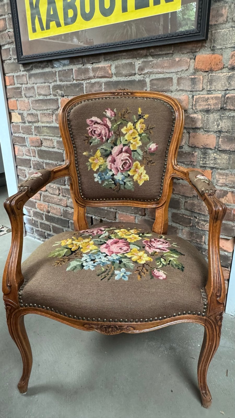 Antieke fauteuil met geborduurde bloemen, Ophalen