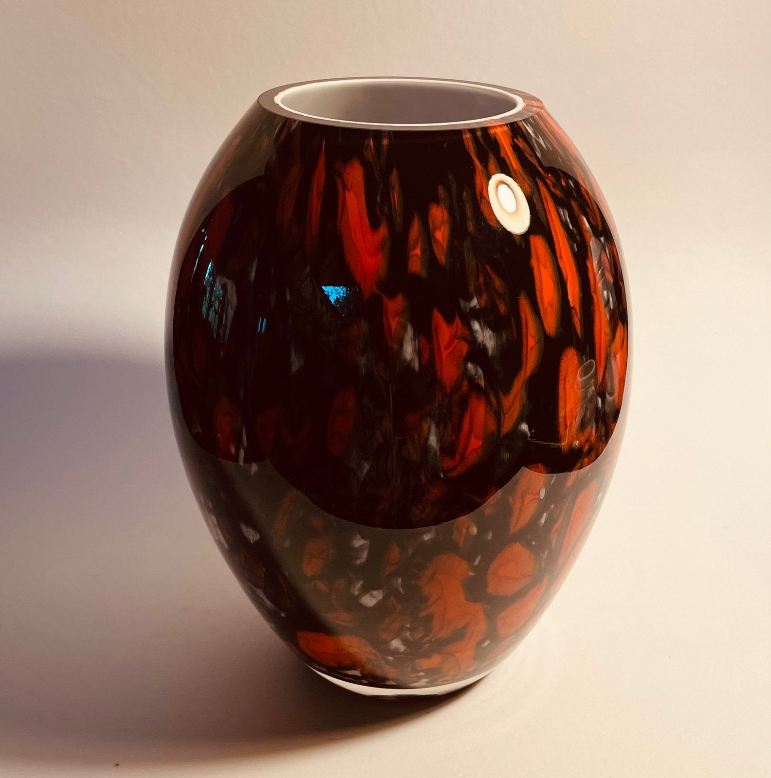 Prachtige glazen vaas, rood, zwart en wit, Ophalen of Verzenden, Zo goed als nieuw, Rood