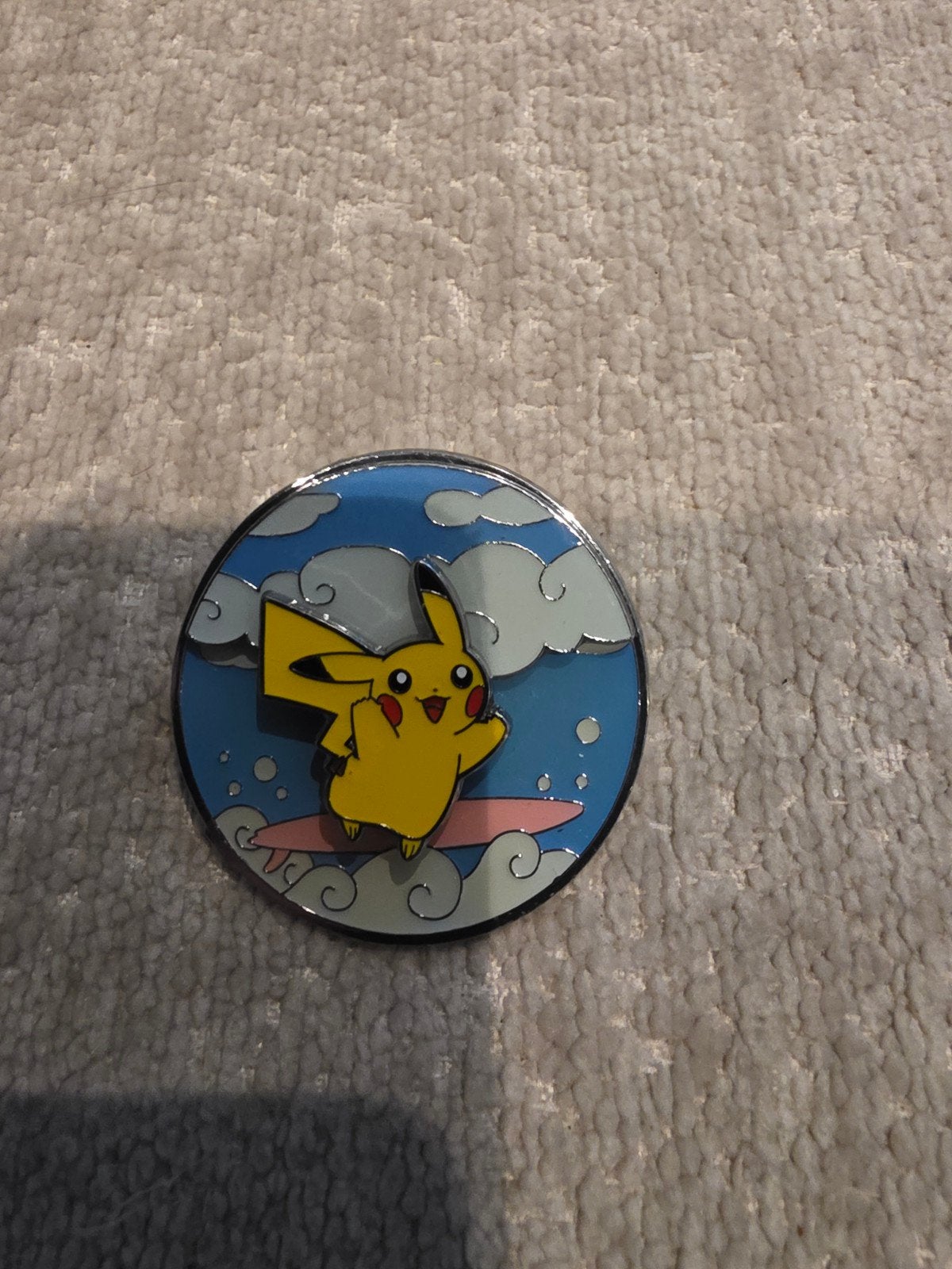 Pikachu Surfer Pin - Pokémon Verzamelpin 25th Anniversary, Ophalen of Verzenden, Zo goed als nieuw
